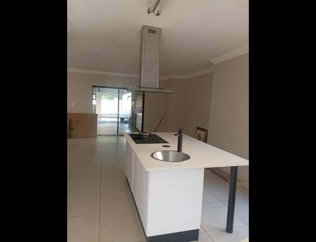 7 BEDROOM HOUSE FOR SALE IN MIDSTREAM ESTATE